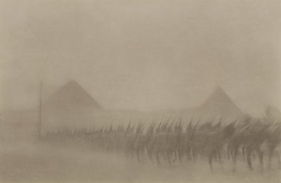 Australische infanterie marcherend tijdens een stofstorm, bekend in Egypte als een Khamseen, 1915 door Australian Photographer