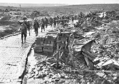 Australische troepen die langs het pad naar Idiot Corner, bij Westhoek Ridge, in de Ypres sector, 28 oktober 1917 door Australian Photographer