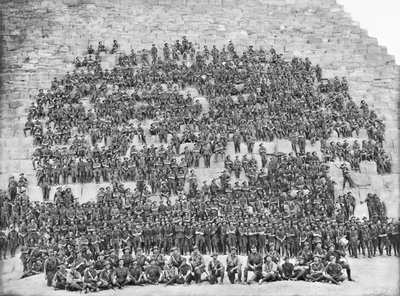 Groepsportret van alle oorspronkelijke officieren en mannen van het 11e Bataljon, 3e Brigade, AIF, 10 januari 1915 door Australian Photographer