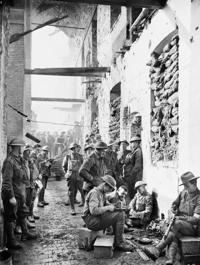 Leden van het 2nd Australian Infantry Battalion buiten hun kwartieren in de Cavalry Barracks bij Ypres, 1 november 1917 door Australian Photographer