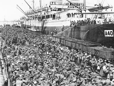 Troepen inschepen in Port Melbourne op A40 HMAT Ceramic, 1915 door Australian Photographer