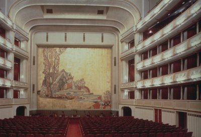 Auditorium van het Weense Staatsoperahuis met een scène uit Orpheus, vernietigd in 1945, herbouwd en heropend in 1955 door Austrian Photographer