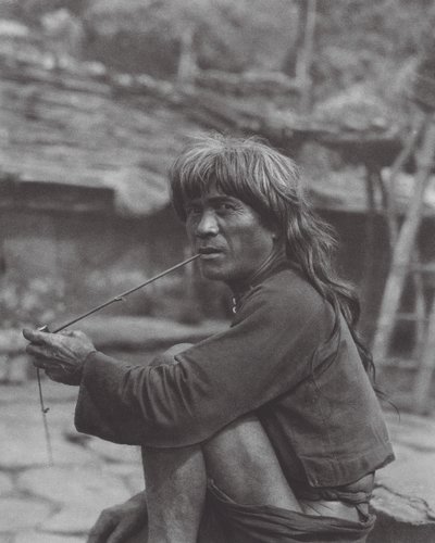Japan: Hoofd van de Paiwan-stam in Raisha (zw/w foto) door Axel von Graefe