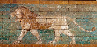 De Processieweg van Babylon opgericht onder het bewind van Nebukadnezar II (605-562 v.Chr.): detail van de Ishtarpoort die een mozaïekleeuw van bakstenen voorstelt. Babylon, Irak. Parijs. Louvre Museum door Babylonian