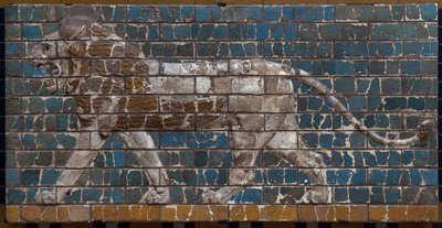 De Processieweg van Babylon opgericht onder het bewind van Nebukadnezar II (605-562 v.Chr.): detail van de Ishtarpoort met een mozaïekleeuw van bakstenen. Babylon - Archeologisch Museum Istanbul door Babylonian