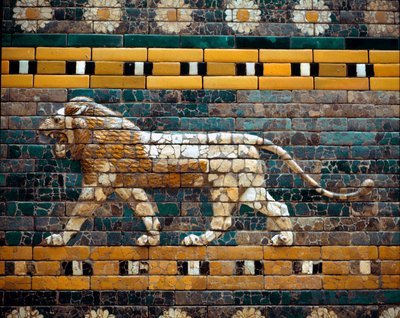 Uitzicht op de Weg van de processies van Babylon in emaillen tegels: wandelende leeuw, heilig dier van Ishtar, Babylonische godin van oorlog en liefde. Uit Babylon (Irak) ten tijde van koning Nebukadnezar II. 580 v.Chr. Pergamon Museum, Berlijn. door Babylonian