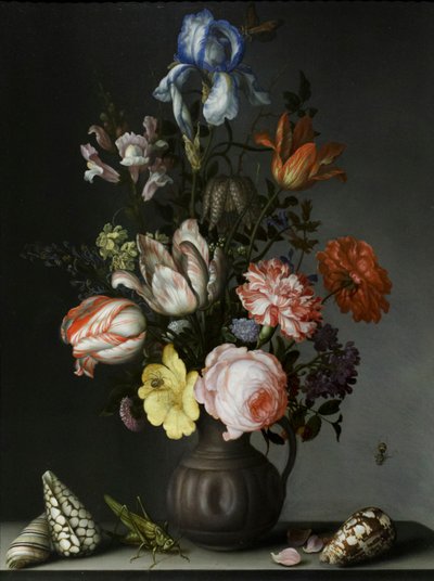 Bloemen in een vaas met schelpen en insecten door Balthasar van der Ast
