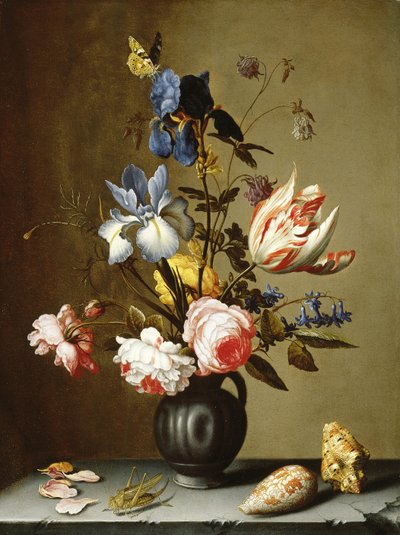 Iris, rozen, akelei, hyacint en een tulp in een zwarte aardewerken kruik, met schelpen en een sprinkhaan op een stenen richel door Balthasar van der Ast