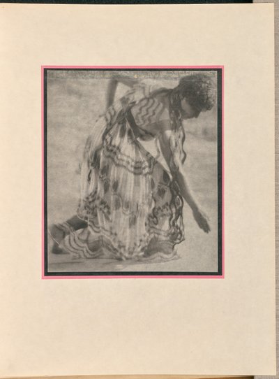 [Danseres als nimf, buigt]. door Baron Adolf De Meyer