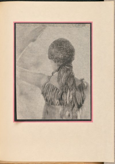 [Vrouwelijke danseres als een nimf, van achteren gezien]. door Baron Adolf De Meyer