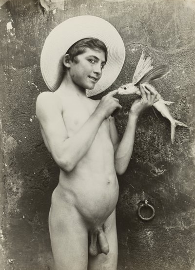 [Jongen met vis] door Baron Wilhelm von Gloeden