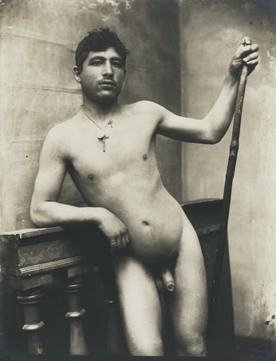 [Naakte man met staf en ketting van kruisbeeld]. door Baron Wilhelm von Gloeden