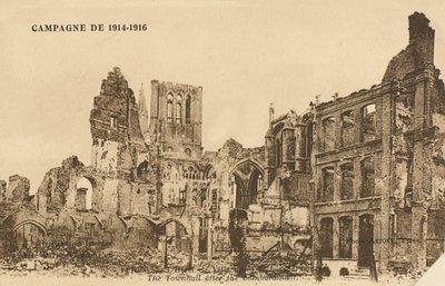 Stadhuis na het bombardement, Ieper, 1915 door Belgian Photographer