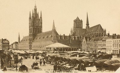 De Grote Markt op marktdag, Ieper, België door Belgian Photographer
