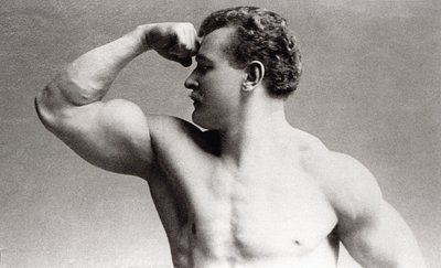 Fotografisch portret in studio van de Duitse bodybuilder Eugen Sandow door Benjamin J. Falk