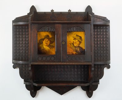 Hangende Wandkast met Keramische Plaques, houtsnijwerk toegeschreven aan Mary Madeline Nourse, plaques aan Artus van Briggle (1869-1904) 1887-99 door Benn attr.to Pitman