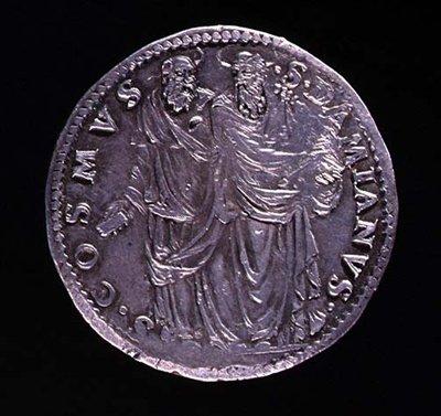 Keerzijde van zilveren munt met SS Cosimo en Damien die naar elkaar kijken. Opschrift: S. COSMVS S. DAMIANVS, geslagen 1532-1537 door Benvenuto Cellini