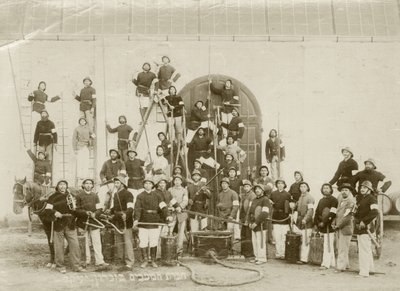 Een groep brandweermannen gefotografeerd in Zichron Yaacov, ca. 1898-1900 door Bernard Edelstein