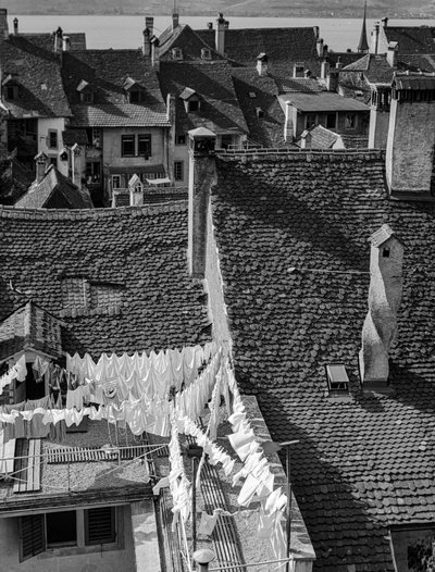 Geknikte daken en wasgoed dat droogt op oude Italiaanse dorpshuizen door Bernard F. Rogers