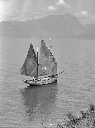 Zeilboot in de Bosporus, Turkije door Bernard F. Rogers