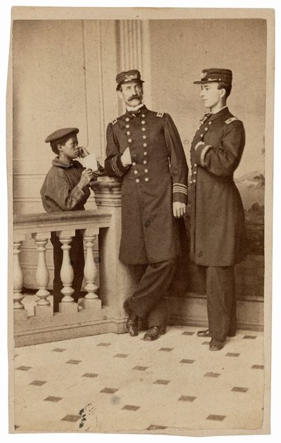 Portret van marineofficieren en een boodschapper,c. 1863 (foto) door Bernard Moses