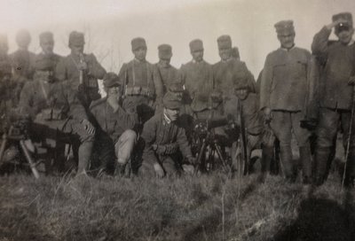 Album van de Eerste Wereldoorlog in Friuli-Venezia Giulia: groepsportret van de kanonniers van de 112e Infanterie door Bourbon Del Monte