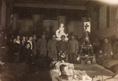 Album van de Eerste Wereldoorlog in Friuli-Venezia Giulia: groepsportret op eerste kerstdag in Villa Brazzà, thuis voor 17 van het oorlogshospitaal in Soleschiano Manzano, 25/12/1915 door Bourbon Del Monte