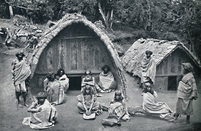Een Toda-huis in een inheems dorp, India, 1902 door Bourne and Shepherd