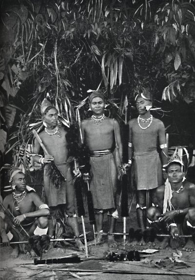 Angami Nagas in vol ornaat, 1902 door Bourne and Shepherd