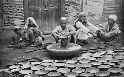 Kashmiri pottenbakkers aan het werk, 1902 door Bourne and Shepherd