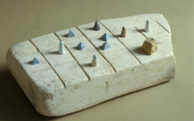 Spelbord met speelstukken, uit Tell Beit Mirsim, Jordanië, c.1200 v.Chr. (kalksteen) door Bronze Age
