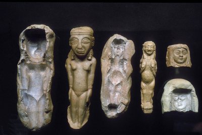 Beeldjes van vruchtbaarheidsgodinnen en de mallen waarmee ze werden gegoten, ca. 8e-7e eeuw v.Chr. (klei) door Bronze Age