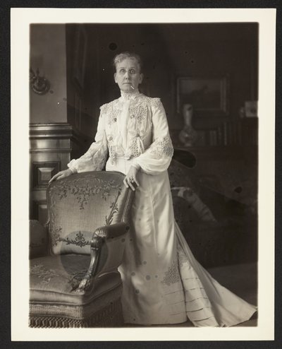 Mevrouw John Arbuckle, ca. 1900-10 (zwart-wit foto) door Burr William McIntosh