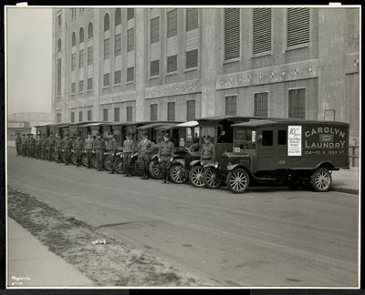 Een rij bezorgwagens geparkeerd buiten de Carolyn Laundry op 111 East 128th Street, East Harlem, New York, 1929 door Byron Company