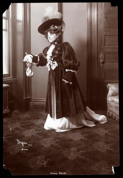 Anna Held, 1904 door Byron Company