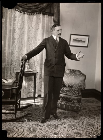 Charles Hawtrey in zijn appartement in Holland House aan Fifth Avenue, New York, 1901-2 door Byron Company