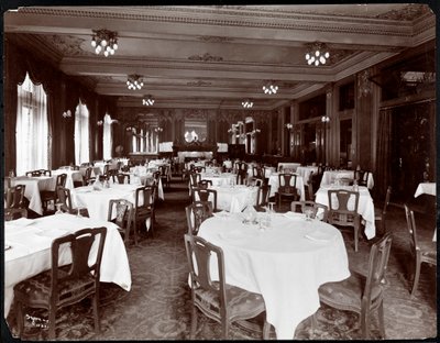 Eetkamer in Hotel Delmonico, 1902 (zilveren gelatin afdruk) door Byron Company