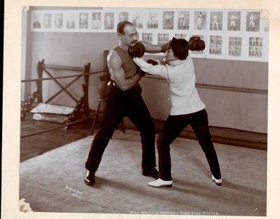 Edna Wallace Hopper poseerde in een boksring met Jack Cooper in zijn gymnasium op Broadway en 37th Street, New York, 1899 door Byron Company
