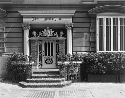 Ingang van het Hotel Wellington, 871 7th Avenue, New York, 1907 door Byron Company