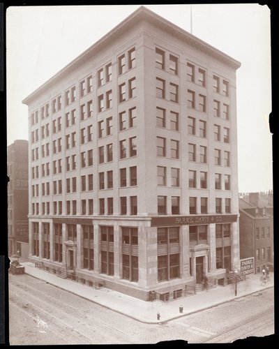 Buitenaanzicht van het Parke, Davis en Co. gebouw, Hudson en Vestry Streets, New York, 1910 door Byron Company
