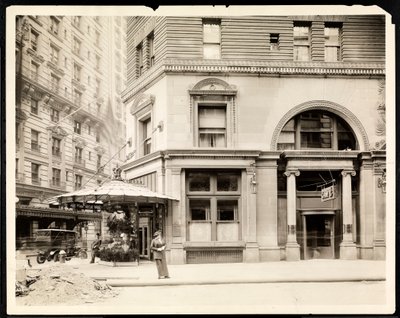 Bloemenstandaard en ingang van het Hotel Imperial Cafe aan Broadway en 32nd Street, New York door Byron Company