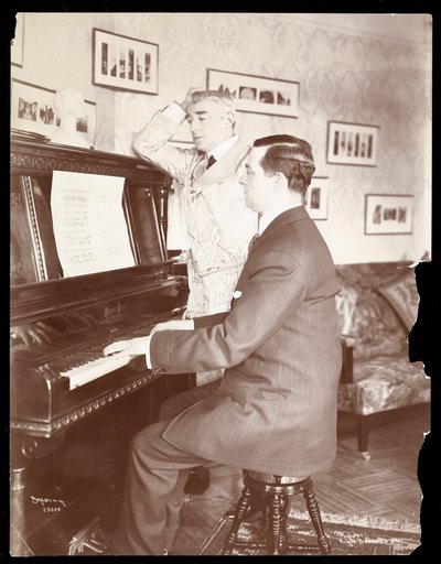 Kyrle Bellew en vriend aan de piano in Bellew