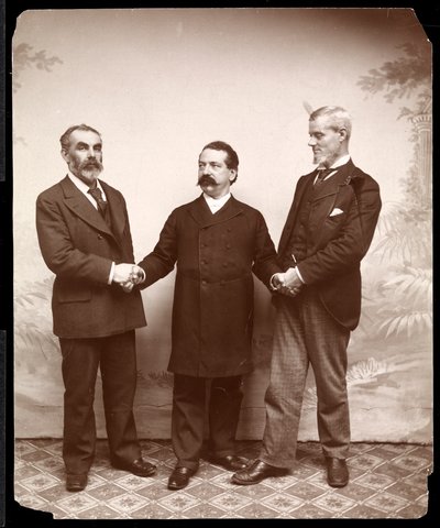 Arbeidersleiders Samuel Gompers, John Burns en Holmes, 1893-4 (zilveren gelatin afdruk) door Byron Company