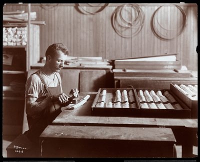 Man aan het werk in de Hardman, Peck en Co. pianofabriek, New York, 1907 door Byron Company