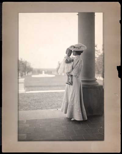 Mevrouw Clarence Mackay en kind in de portiek van Harbor Hill, Long Island 1898-1910 door Byron Company