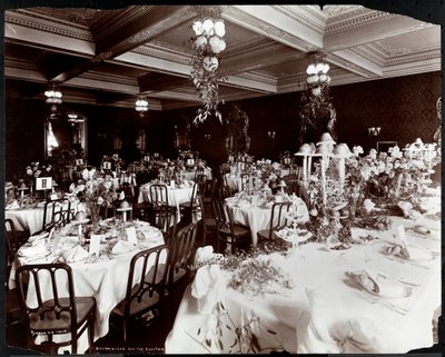 Tafels gedekt voor het banket van de Electric Club in Hotel Delmonico, 1902 (zilveren gelatin afdruk) door Byron Company