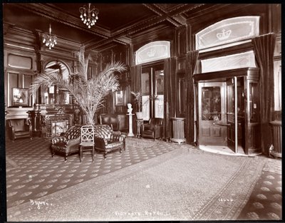 De lobby van het Hotel Victoria, 1901 of 1902 door Byron Company