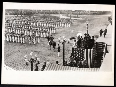 Uitzicht op Prinses Eulalia van Spanje die het 7e Regiment inspecteert tijdens de Columbus Celebration Parade bij het Savoy Hotel, New York, 1899 door Byron Company