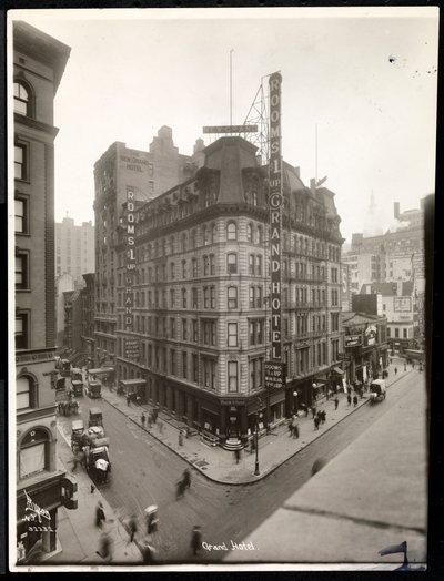 Uitzicht op het Grand Hotel aan 31st Street en Broadway, New York, c.1914 (zilveren gelatin afdruk) door Byron Company