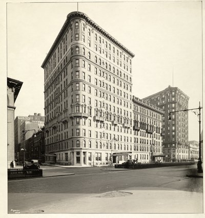 Uitzicht op het Hotel Embassy aan Broadway en 70th Street, New York, 1921 door Byron Company